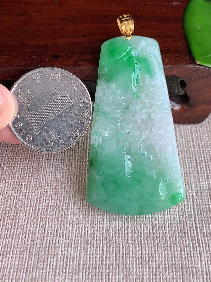 天然A货翡翠18K金扣头飘绿意境山水牌吊坠尺寸51×27.7×5.8m量17.82g 0620