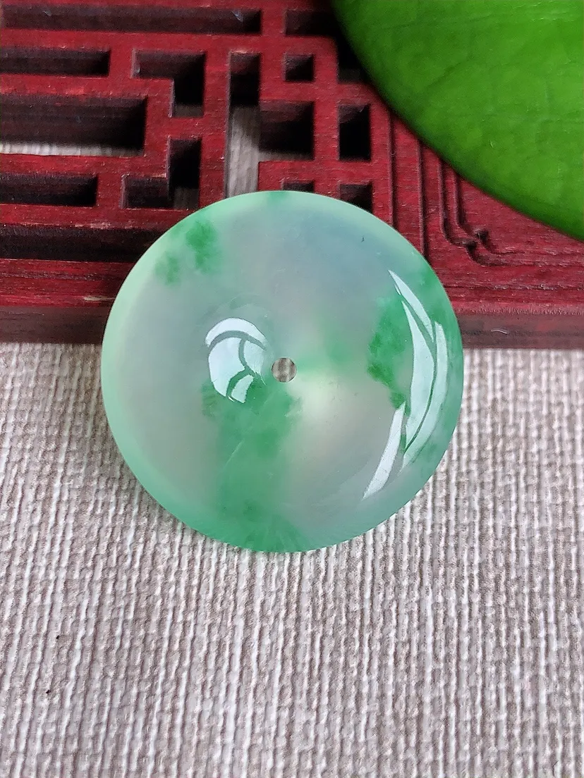 天然A货翡翠飘绿平安扣吊坠 尺寸25.4×5.8m量8.00g 0619
