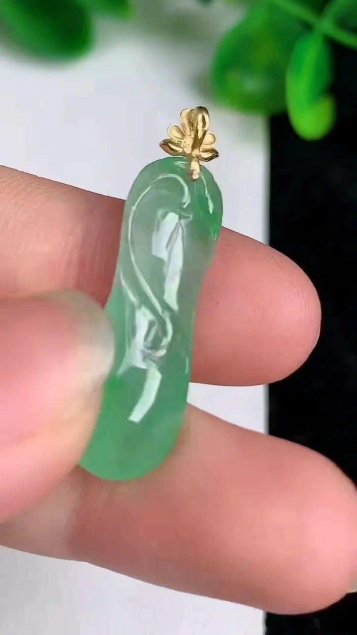 天然A货翡翠福瓜吊坠，尺寸28.2-10.4-6，重量:2.44g
6月20日
