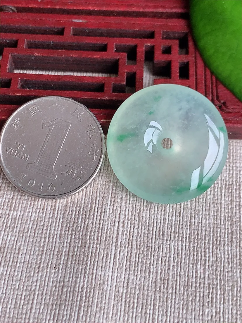 天然A货翡翠飘绿平安扣吊坠 尺寸27.7×6.7m量11.06g 0619