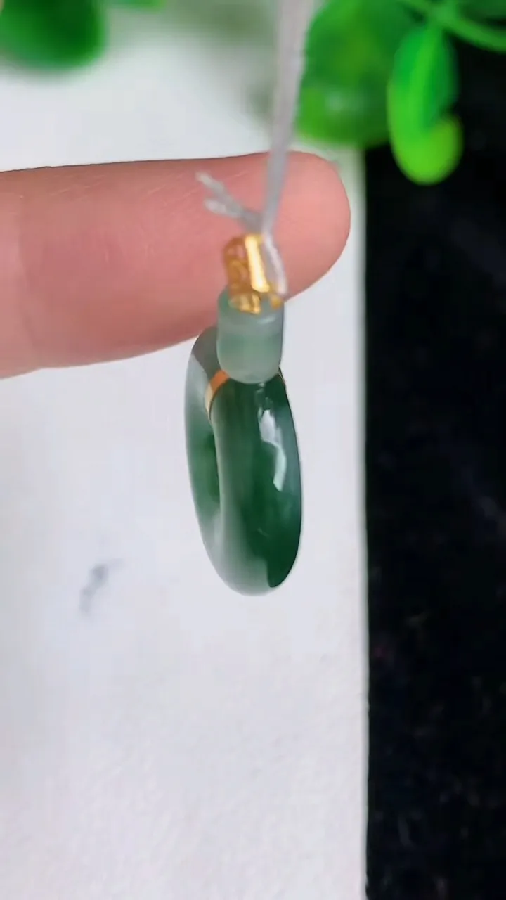 天然A货翡翠平安扣吊坠，尺寸17-4.6，重量:2.94g
6月20日