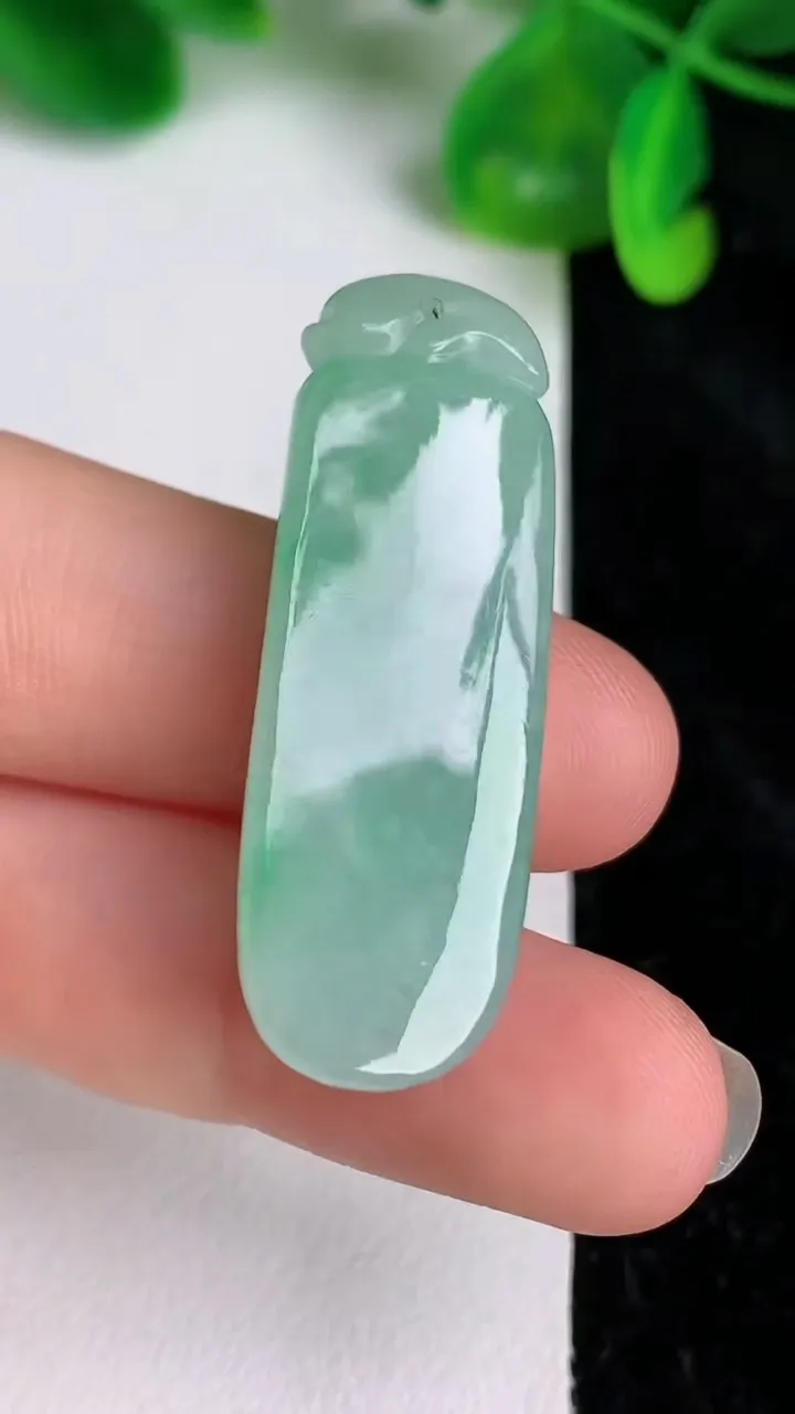 天然A货翡翠福瓜吊坠，尺寸39.5-14-8.8，重量:10.00g
6月20日