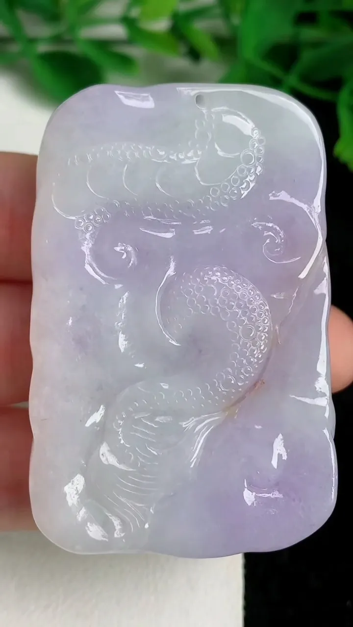天然A货翡翠春带彩 紫罗兰龙牌吊坠，尺寸55.8-35.5-12.3，重量:59.25g
6月20日