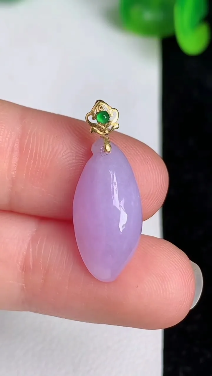 天然A货翡翠18k金紫罗兰福瓜吊坠，尺寸20-9.5-6，重量:1.85g
6月20日