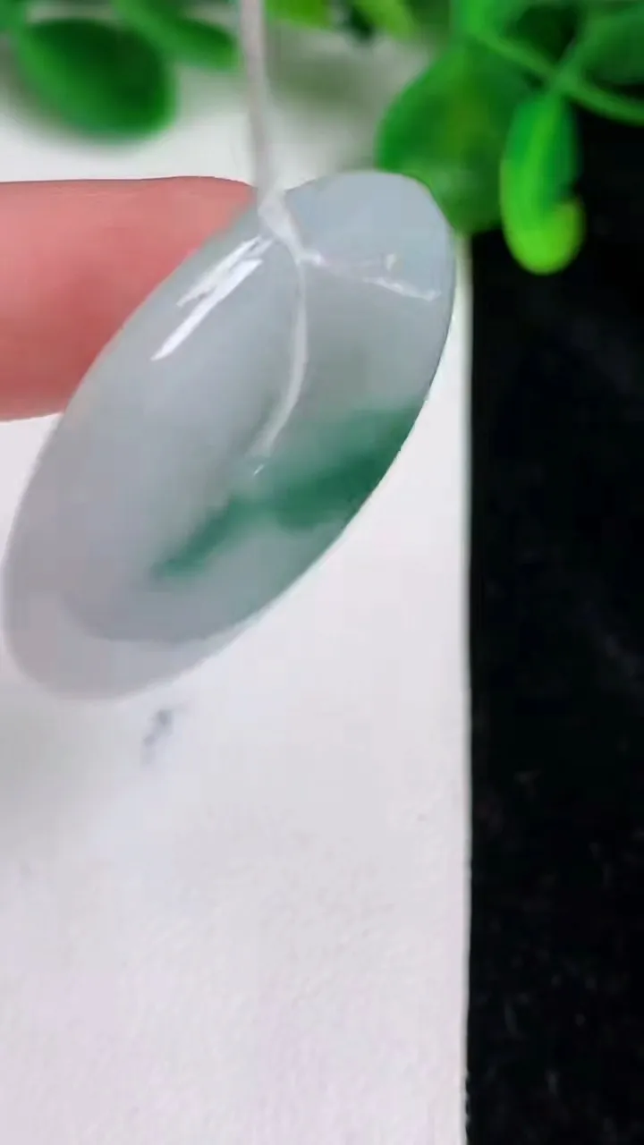 天然A货翡翠飘花平安扣吊坠，尺寸35.3-5.4，重量:15.00g
6月20日