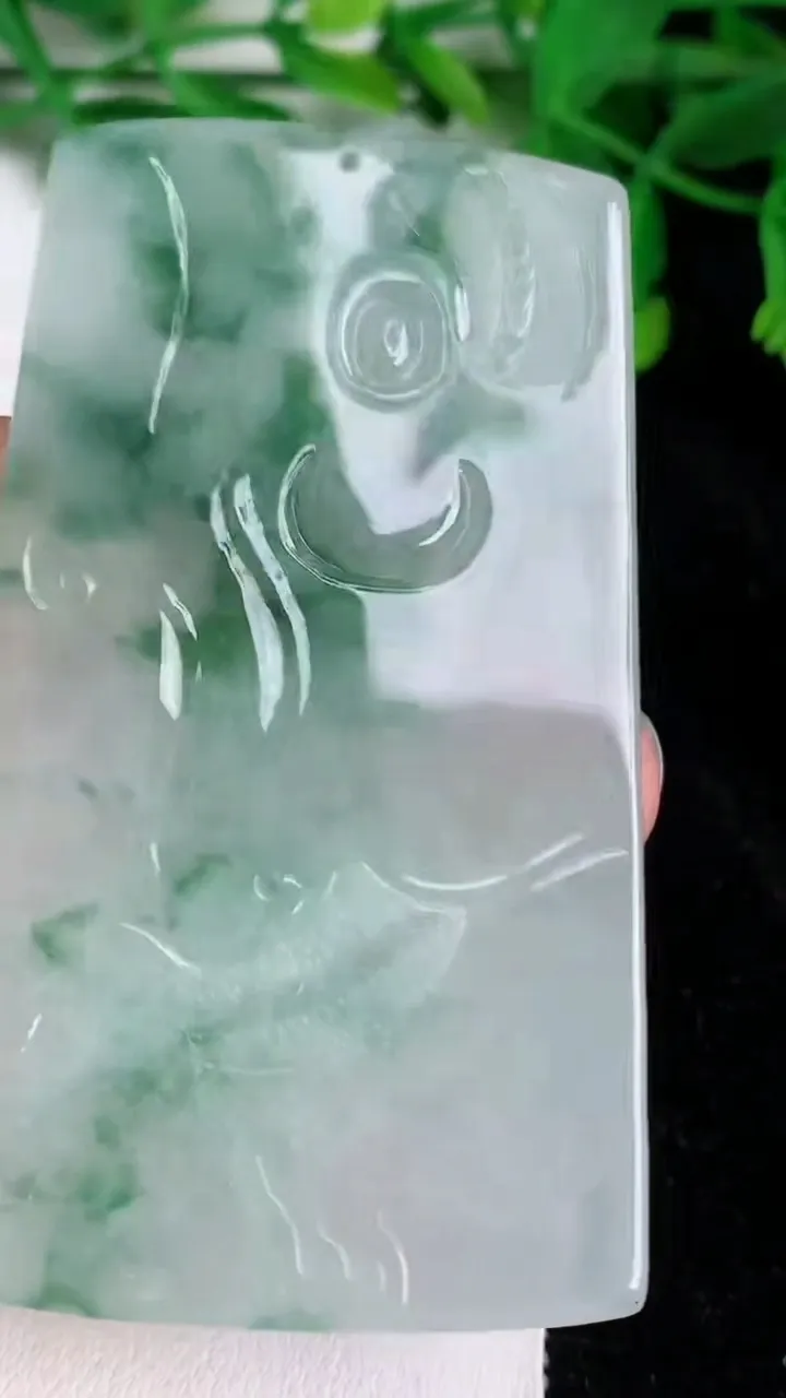天然A货翡翠冰种飘花降龙大日如来吊坠，尺寸69-41.7-5，重量:37.98g
6月20日