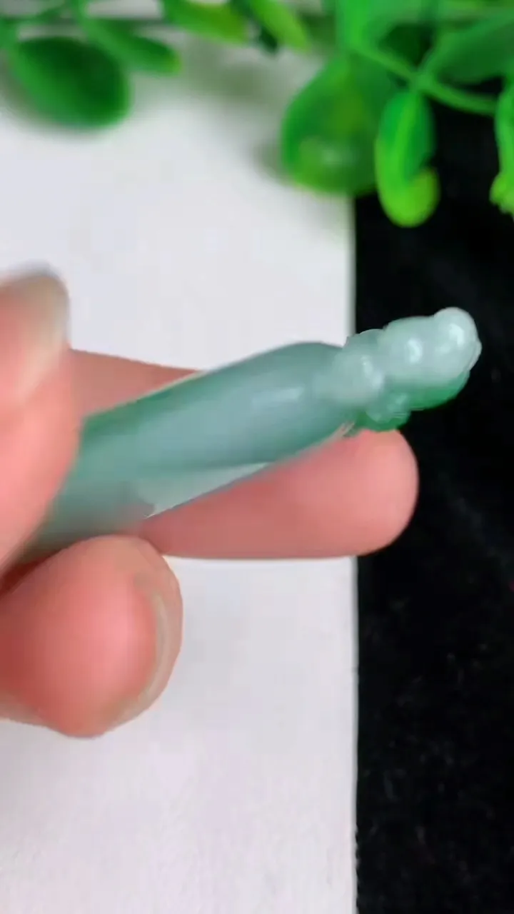 天然A货翡翠福瓜吊坠，尺寸48-21.3-7.7，重量:14.91g
6月20日