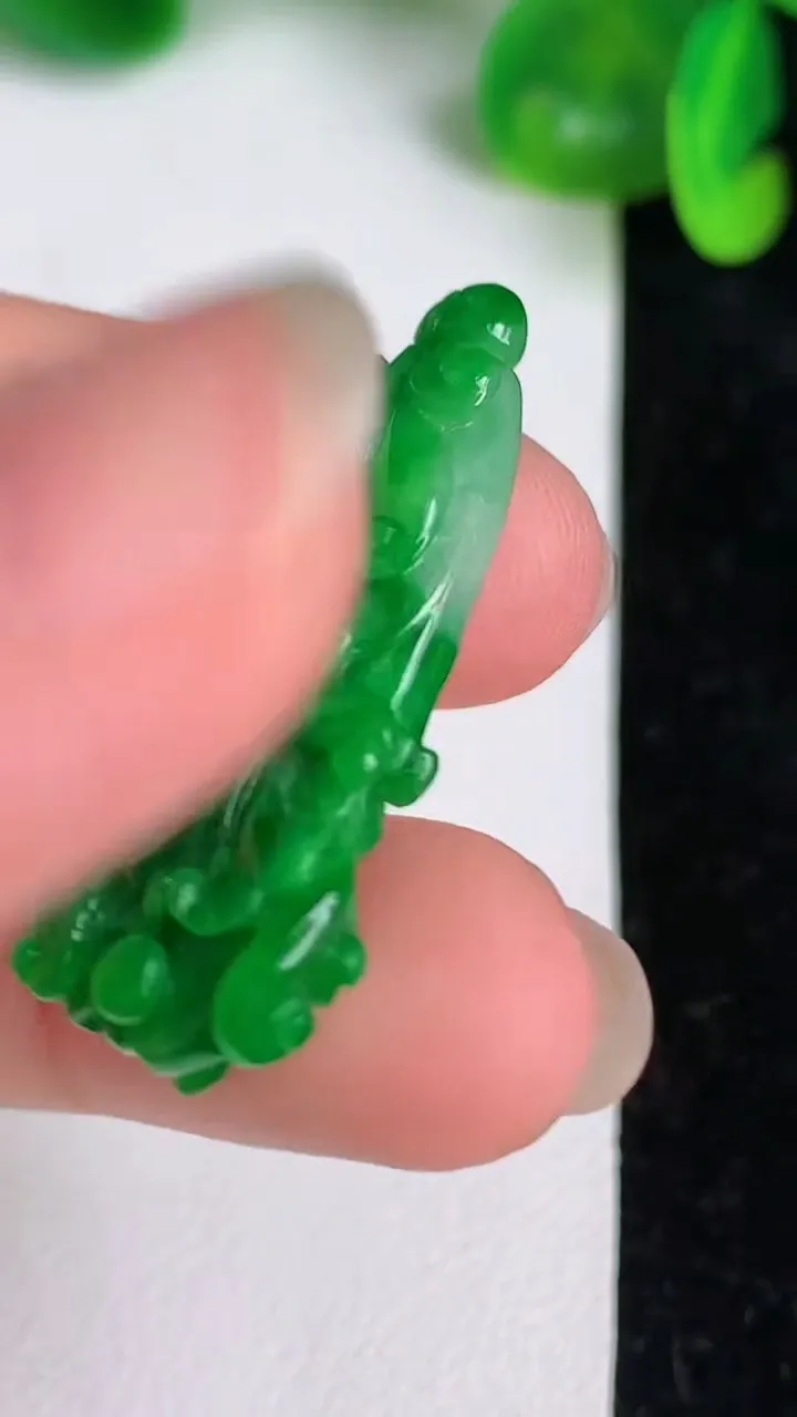 天然A货翡翠白菜吊坠，尺寸35.3-13.2-5.5，重量:4.97g
6月20日