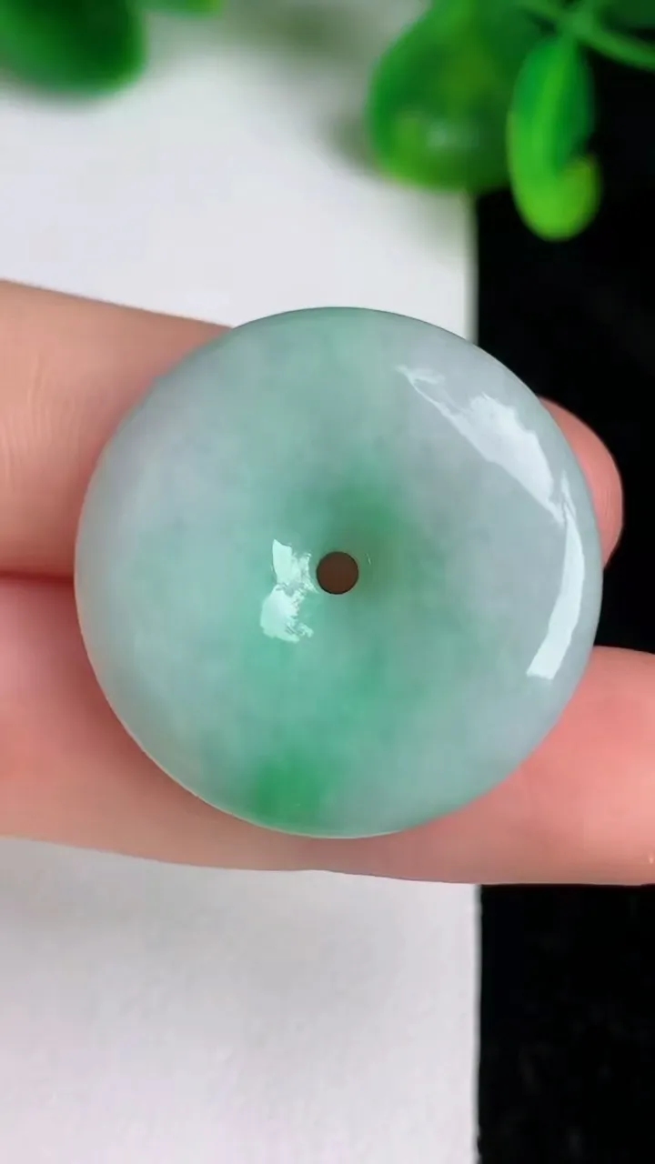 天然A货翡翠平安扣吊坠，尺寸27.8-5.7，重量:9.25g
6月20日