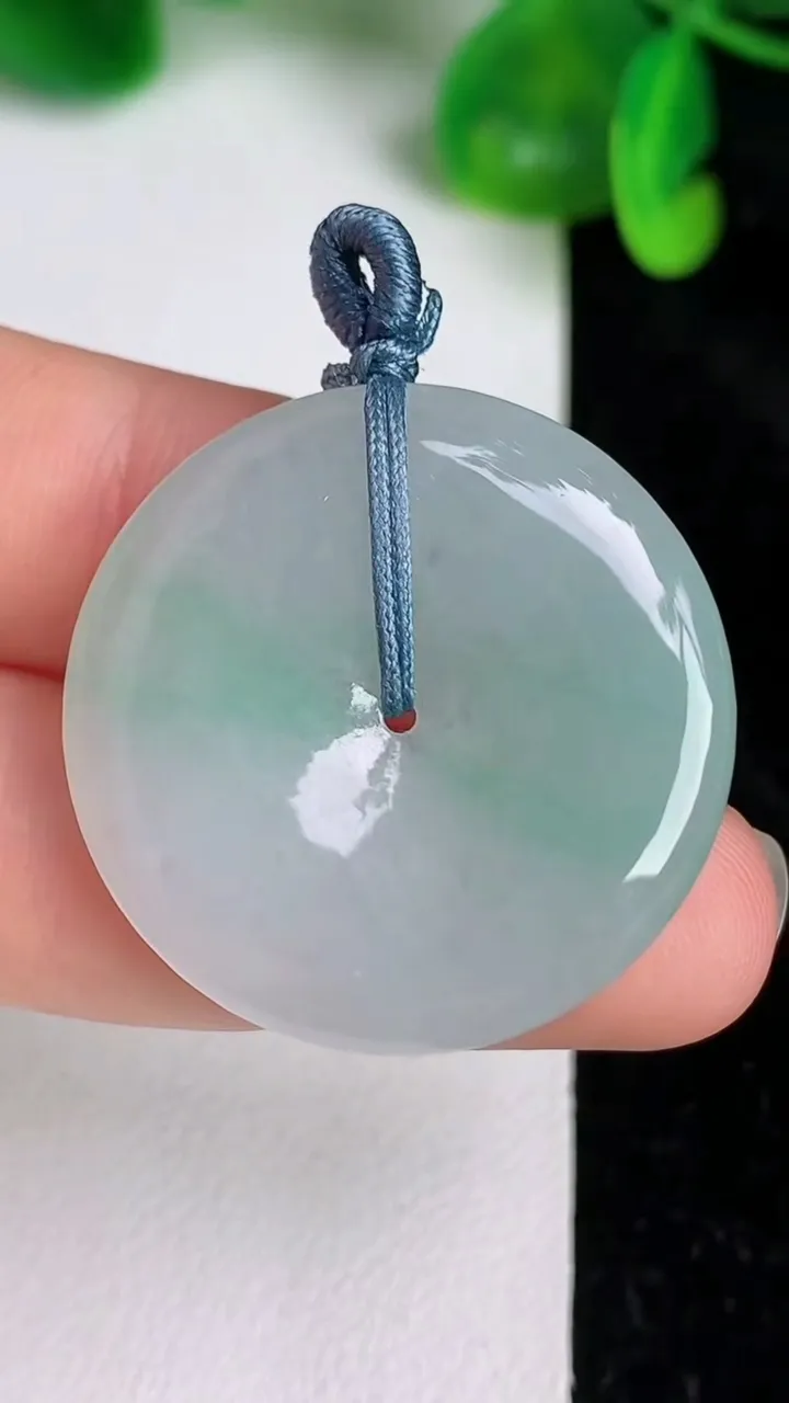 天然A货翡翠平安扣吊坠，尺寸29.5-4.8，重量:8.96g
6月20日
