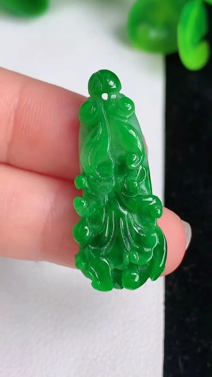 天然A货翡翠白菜吊坠，尺寸35.3-13.2-5.5，重量:4.97g
6月20日