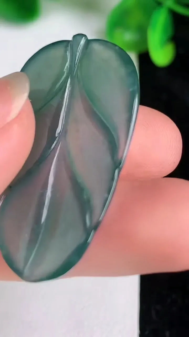 天然A货翡翠蓝水金枝玉叶 叶子吊坠，尺寸38.7-23-4.3，重量:7.40g
6月20日