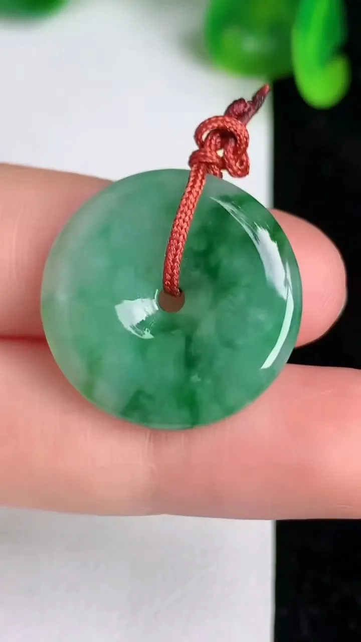 天然A货翡翠平安扣吊坠，尺寸22.6-3.7，重量:4.22g
6月20日