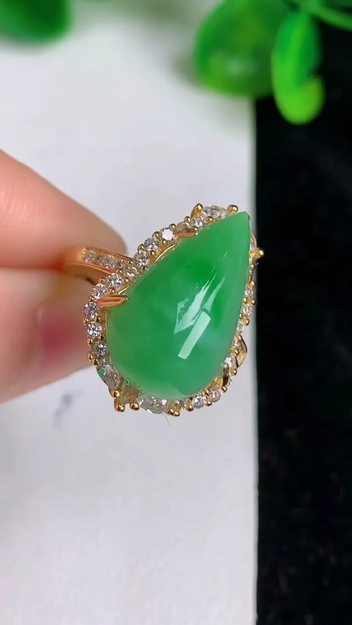 天然A货翡翠水滴戒指，尺寸17-11，重量:5.89g2025年6月20日
工厂直销收藏佳品,种好水足，色泽均匀，有种有色，上手高大气！