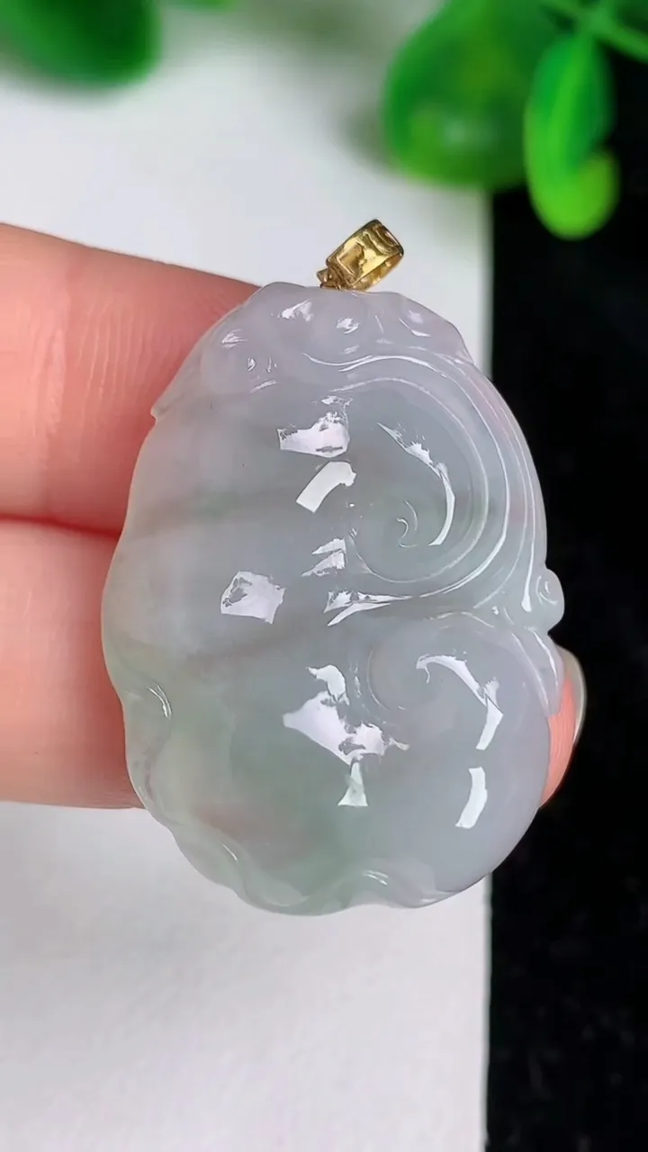 天然A货翡翠18k金飘花如意吊坠，尺寸30.5-22.7-5.6，重量:8.89g
6月20日