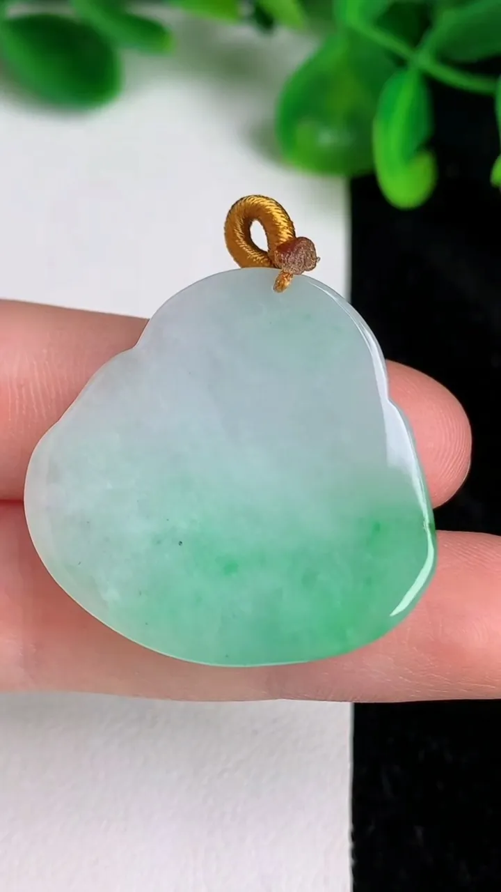天然A货翡翠佛公吊坠，尺寸29.8-31-7-6，重量:9.61g
6月20日