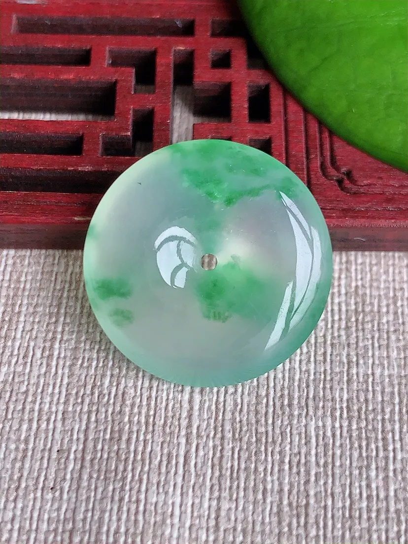 天然A货翡翠飘绿平安扣吊坠 尺寸25.4×5.8m量8.00g 0619