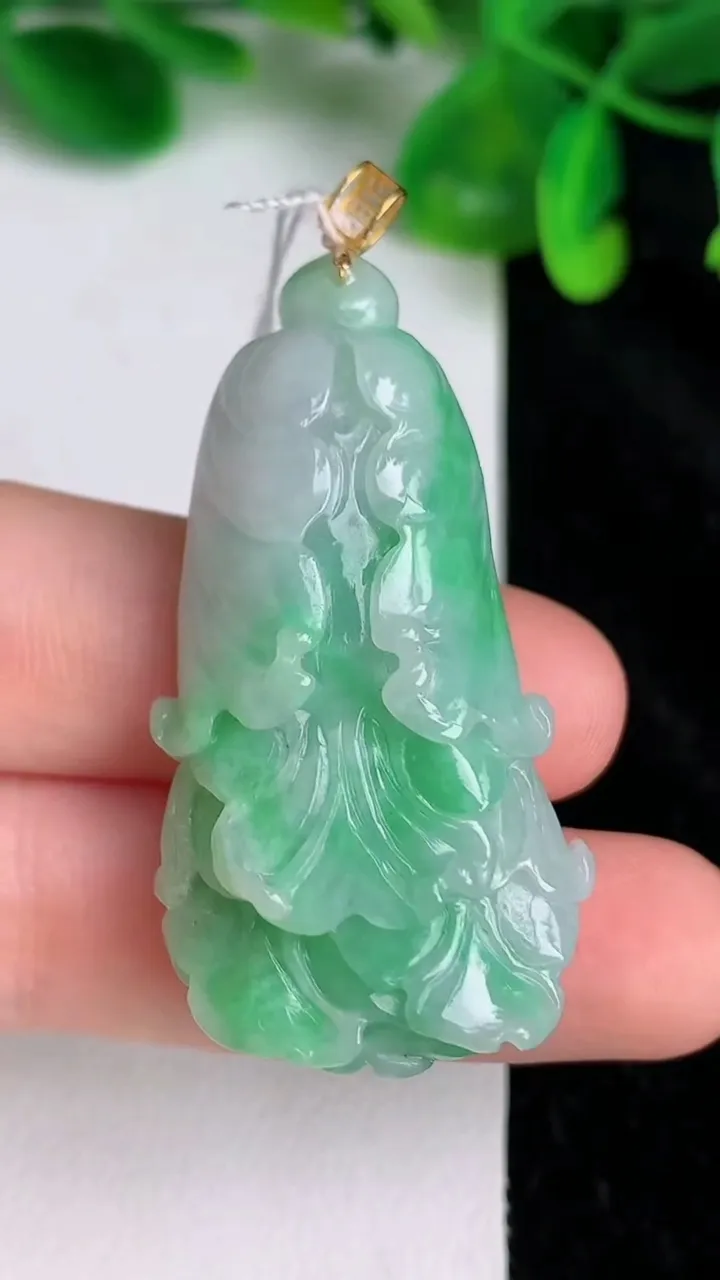 天然A货翡翠白菜吊坠，尺寸45.6-23.8-10，重量:18.71g
6月20日