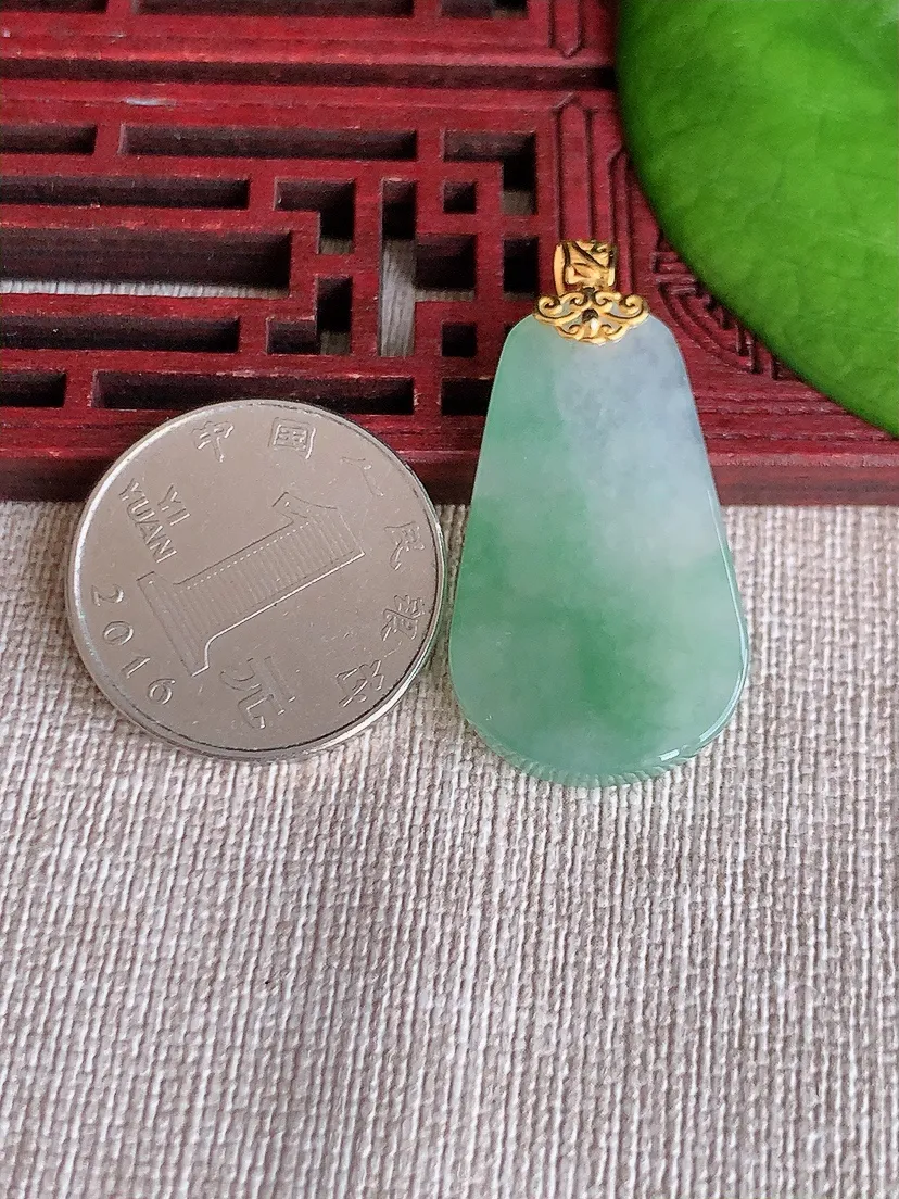 天然A货翡翠18K飘花无事牌吊坠尺寸32.6×19.2×4m量6.48g 0620