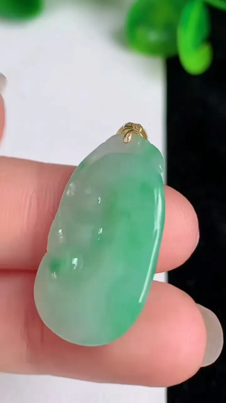 天然A货翡翠如意吊坠，尺寸27-15.6-7，重量:5.24g
6月20日