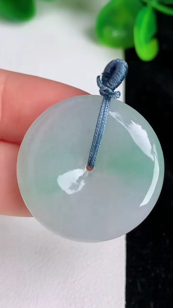 天然A货翡翠平安扣吊坠，尺寸29.5-4.8，重量:8.96g
6月20日