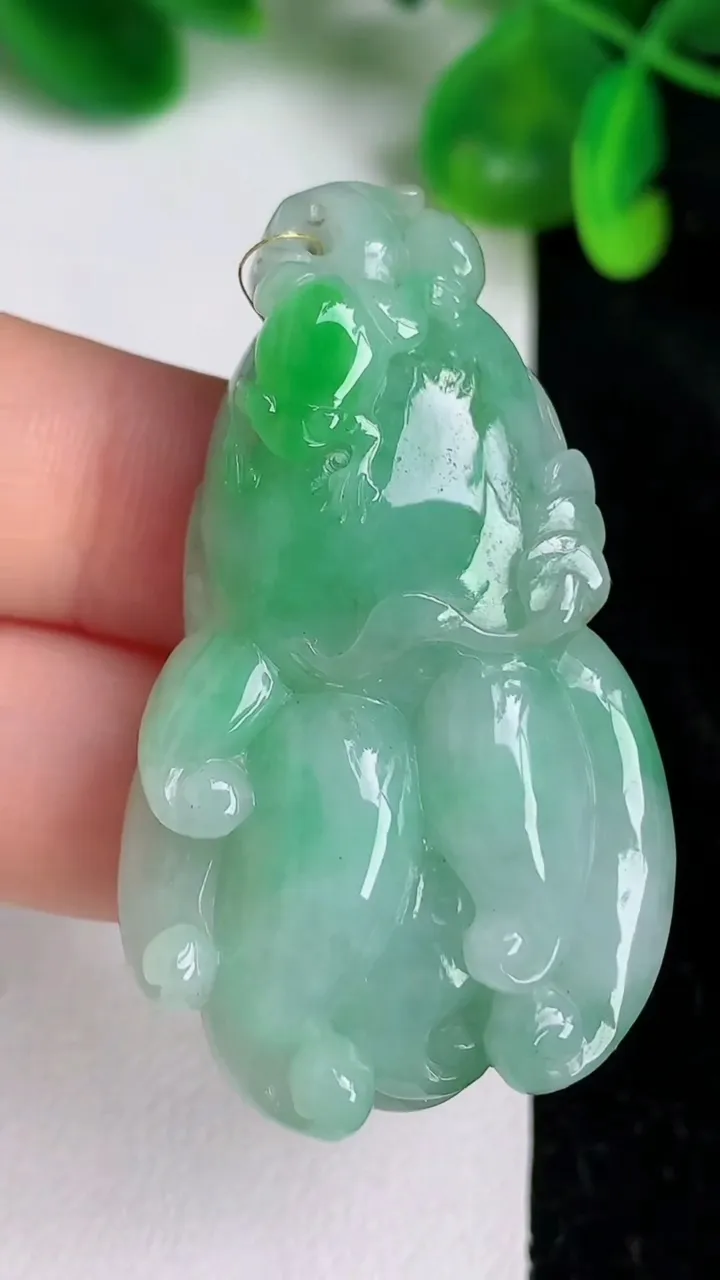 天然A货翡翠佛手瓜吊坠，尺寸47.8-28.3-11，重量:23.48g
6月20日
