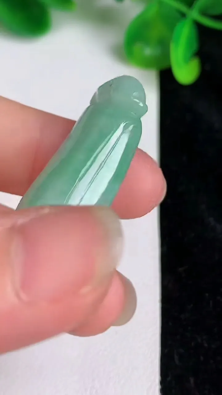 天然A货翡翠福瓜吊坠，尺寸39.5-14-8.8，重量:10.00g
6月20日