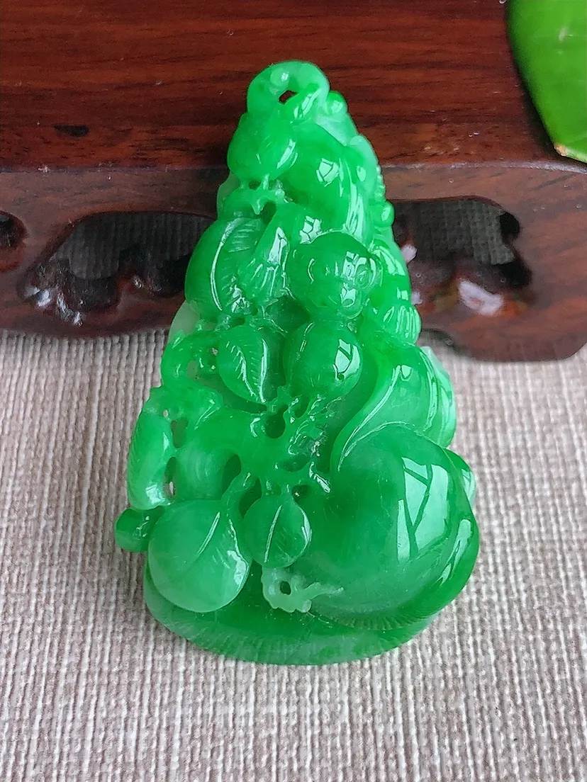 天然A货翡翠飘阳绿寿桃灵猴献寿吊坠 尺寸50×29×11m量20.90g 0619