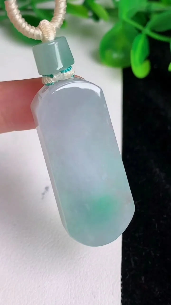 天然A货翡翠无事牌吊坠，尺寸45-19.2-6.8，重量:23.20g
6月21日