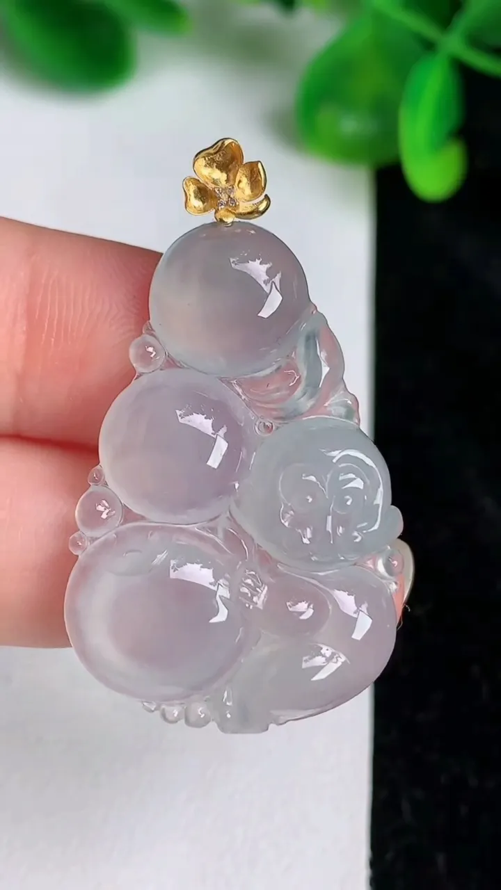 天然A货翡翠种灵猴献瑞 猴子吊坠，尺寸34.8-24.2-5，重量:6.78g
6月20日