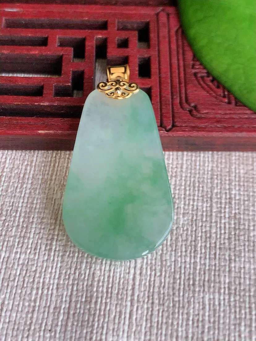 天然A货翡翠18K飘花无事牌吊坠尺寸32.6×19.2×4m量6.48g 0620