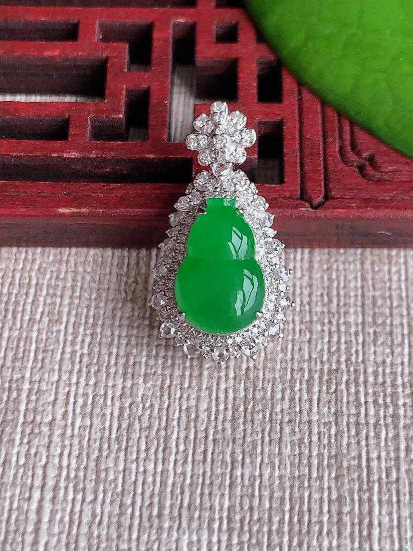 天然A货翡翠18K金伴阳绿葫芦吊坠尺寸23.7×12.8×9.8裸石11.6×7.4m量3.40g 0619
