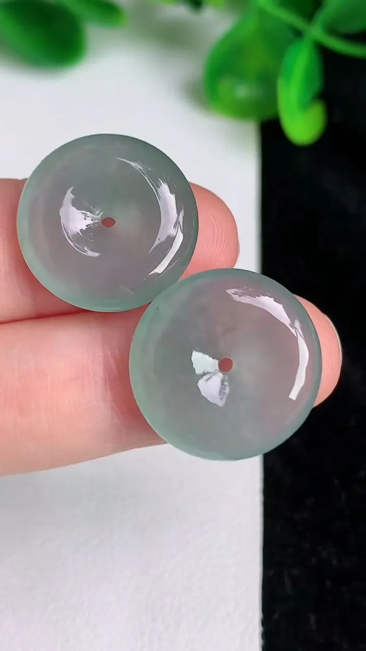 天然A货翡翠冰种飘花平安扣吊坠一对，尺寸18.5-4.5，重量:6.53g
6月20日