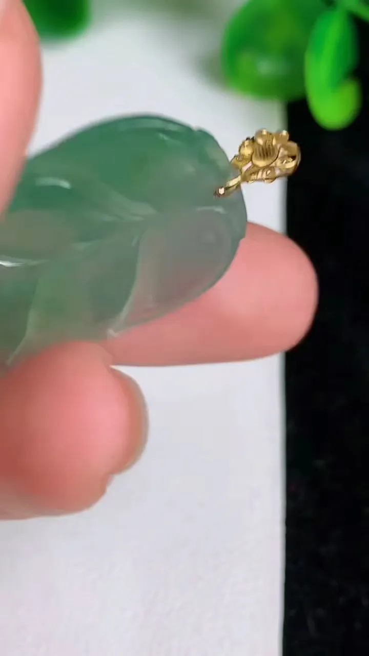 天然A货翡翠金枝玉叶 叶子吊坠，尺寸33-20.8-4.8，重量:7.14g
6月20日
