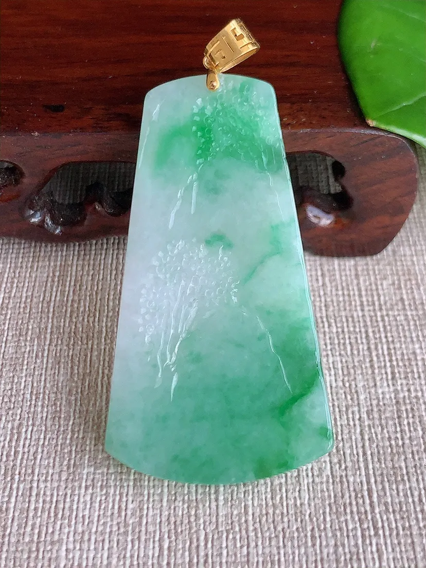 天然A货翡翠18K金扣头飘绿意境山水牌吊坠尺寸51×27.7×5.8m量17.82g 0620
