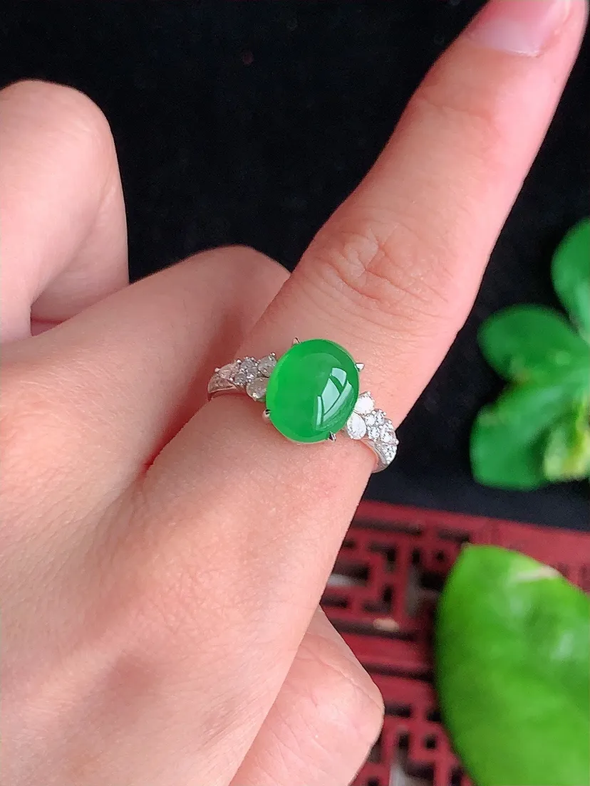 天然A货翡翠18K金伴钻镶嵌阳绿蛋面戒指 圈口17裸石尺寸10×7.7mm 重量4.14g 0619