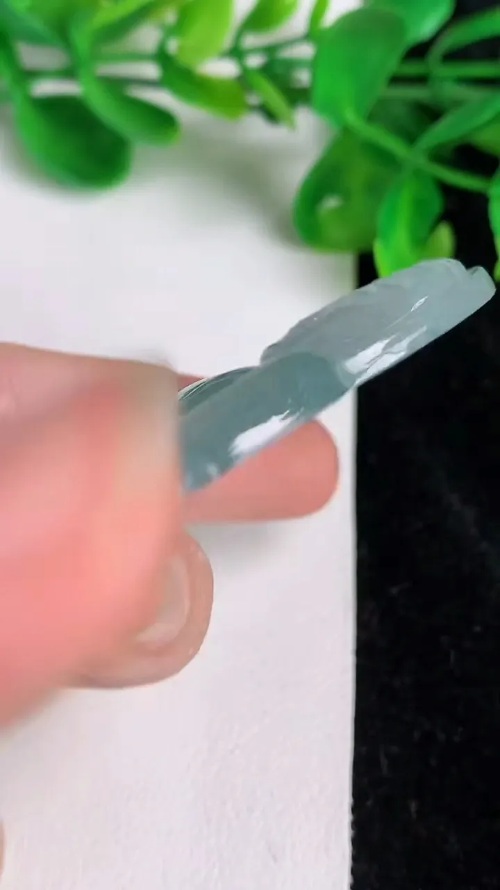 天然A货翡翠种飘花观音菩萨吊坠，尺寸65.6-42-6.2，重量:29.18g
6月20日