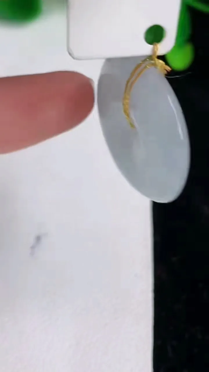天然A货翡翠飘花平安扣吊坠，尺寸25.2-5.8，重量:7.71g
6月20日