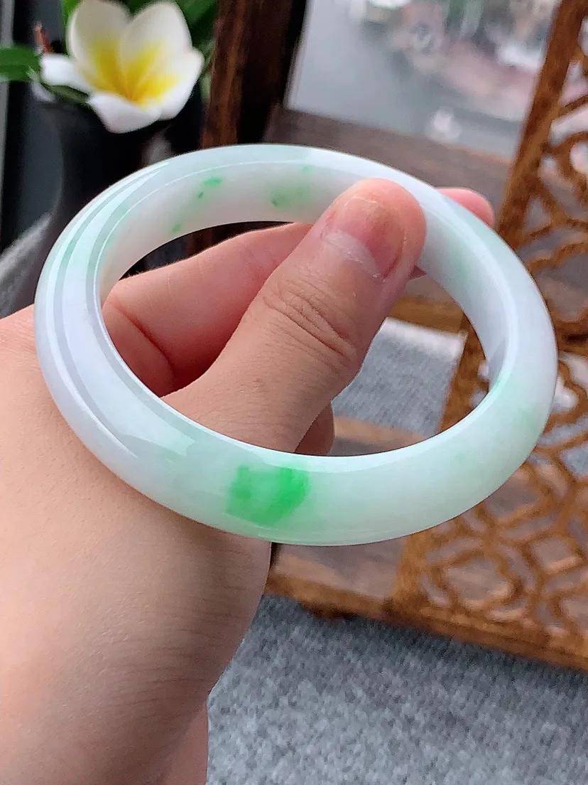 天然A货翡翠飘绿正装正圈手镯58-59圈口 尺寸58×11.4×8.2mm 重量60.08g 0620