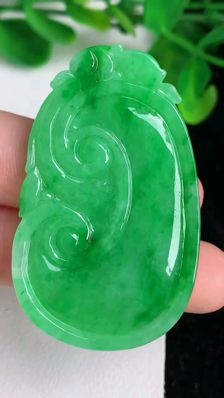 天然A货翡翠如意吊坠，尺寸51.5-31.2-5.5，重量:17.40g
6月21日