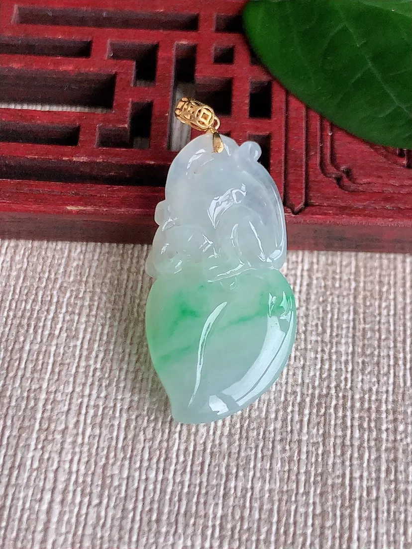 天然A货翡翠18K金扣头飘绿寿桃灵猴献寿吊坠尺寸30.4×15×4.7m量4.19g 0621