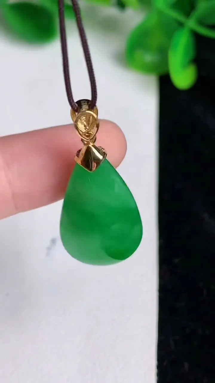 天然A货翡翠水滴吊坠，尺寸29-14.2-8，重量:5.11g
6月21日