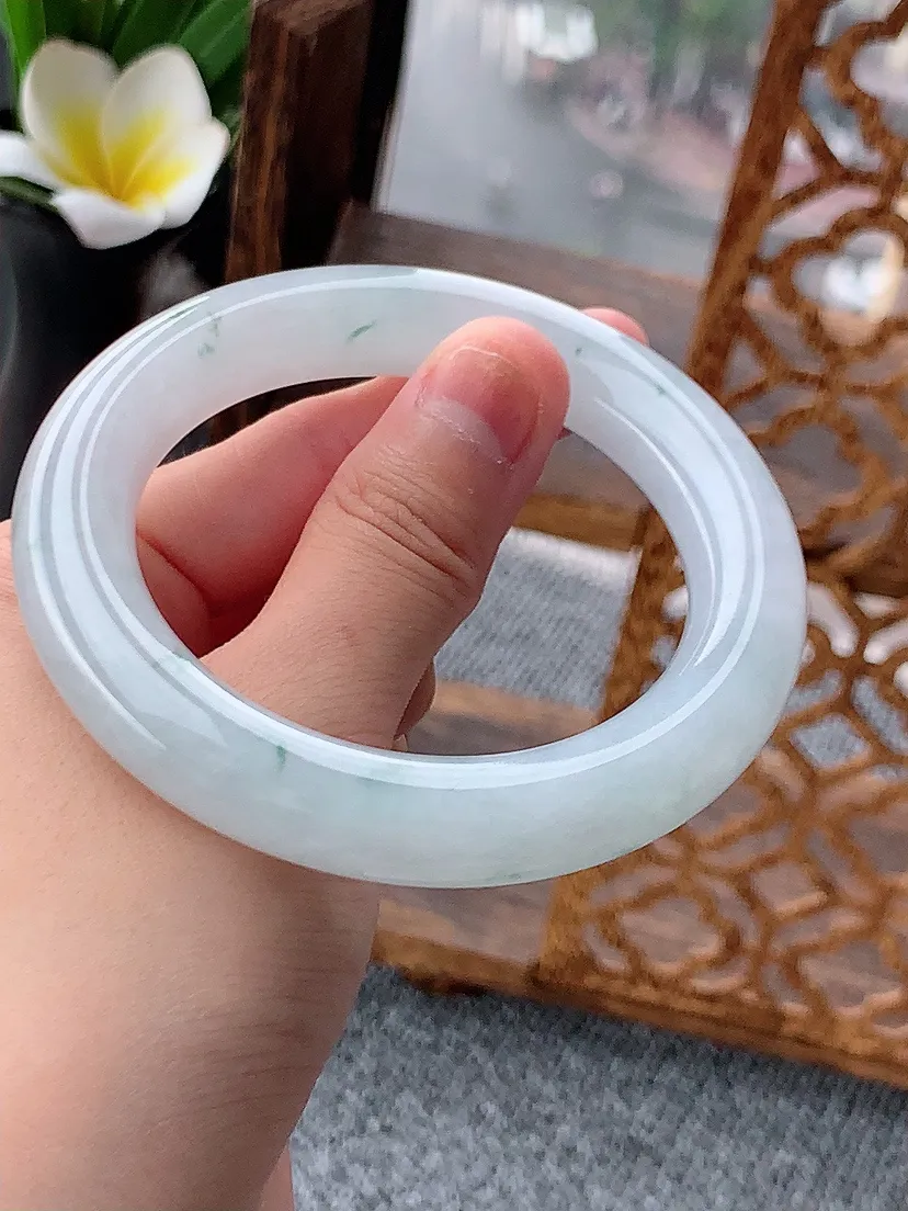 天然A货翡翠飘花胖圆条手镯55-56圈口 尺寸55.5×11.3mm 重量77.24g 0620