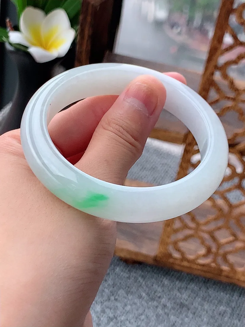 天然A货翡翠飘绿正装正圈手镯56-57圈口尺寸56.5×12×8.5mm 重量61.36g 0620