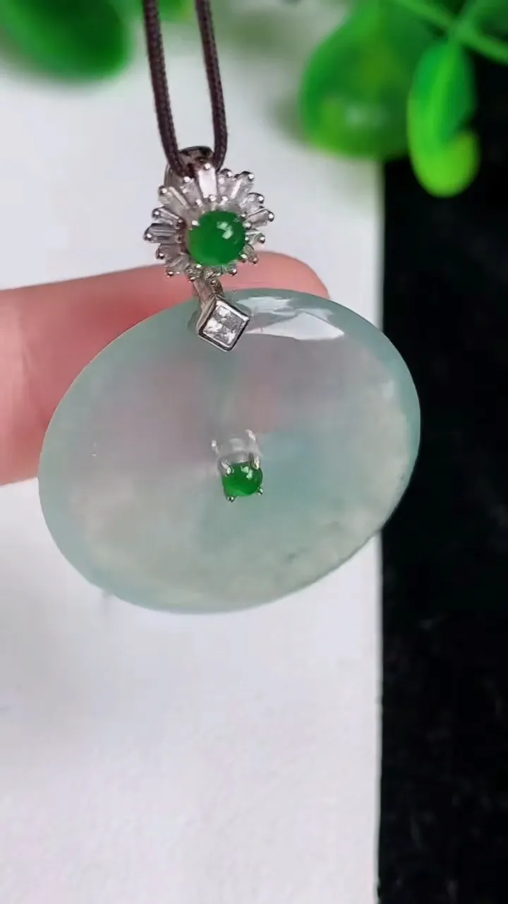天然A货翡翠种飘花平安扣吊坠，尺寸27.3-4.5，重量:8.50g
6月21日