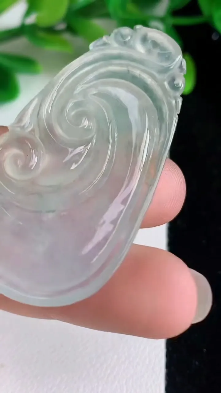 天然A货翡翠飘花如意吊坠，尺寸48-26-5.5，重:10.77g
6月21日