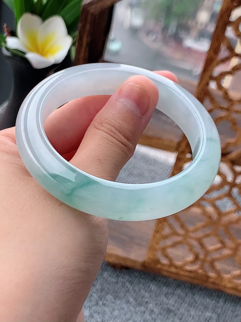 天然A货翡翠飘花正装正圈手镯55-56圈尺寸55.6×12.2×8.5mm 重量62.70g 0620