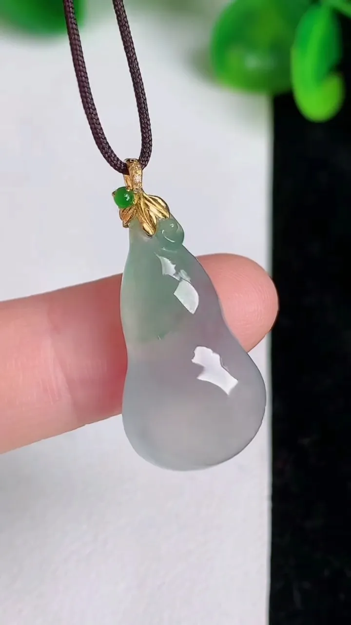 天然A货翡翠种飘花葫芦吊坠，尺寸26.4-13.7-6，重量:3.06g
6月21日