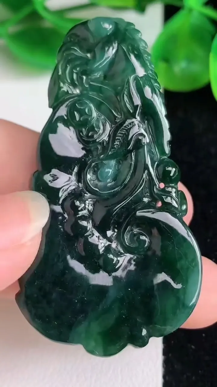 天然A货翡翠今非昔比 蜥蜴吊坠，尺寸57-29.8-8.8，重量:23.42g
6月21日