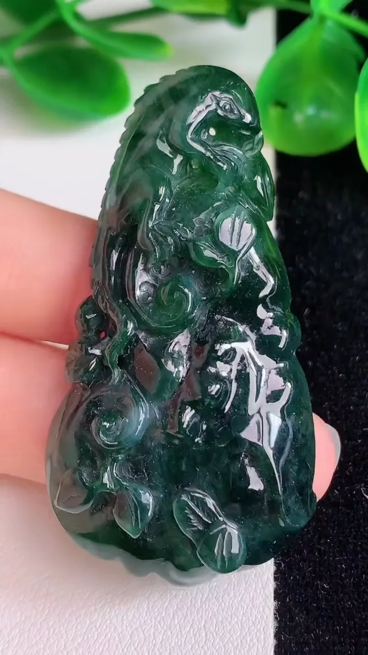天然A货翡翠今非昔比 蜥蜴吊坠，尺寸57-29.8-8.8，重量:23.42g
6月21日